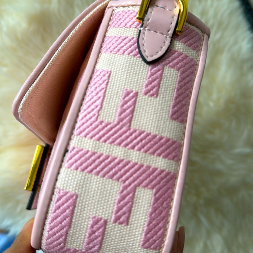 ❌Sold❌ FENDI *NEW RARE* Baguette - Pink with cutout lettering crossbody strap - Picture 10 of 17